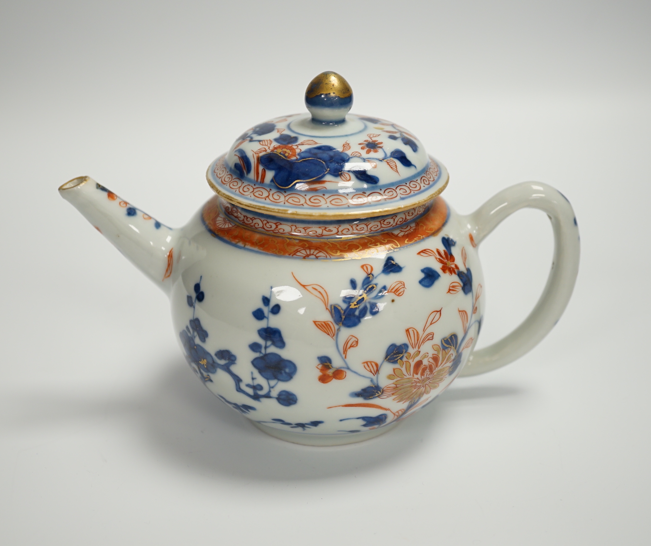 A Chinese Imari teapot and cover, Qianlong period, 12.5 cm high